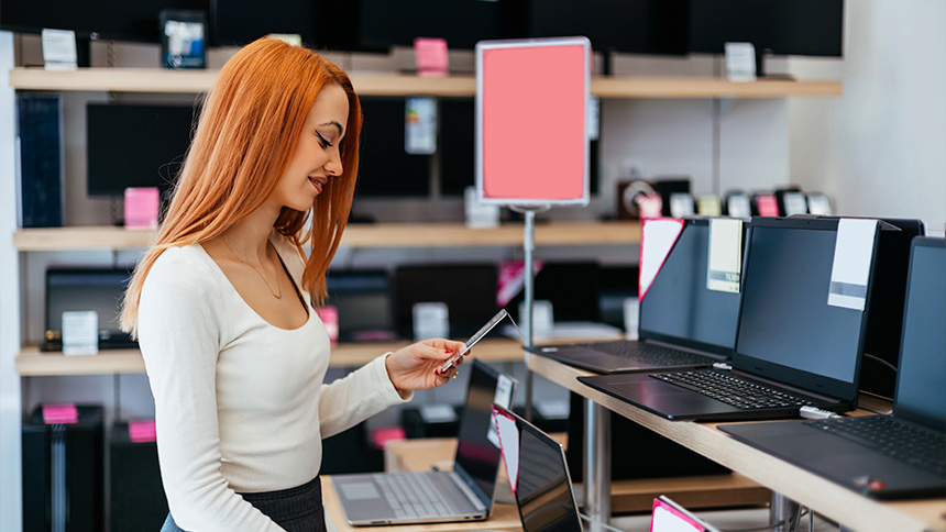 Mujer Sonriente Revisando Productos Tecnolgicos como Computadoras y Laptops