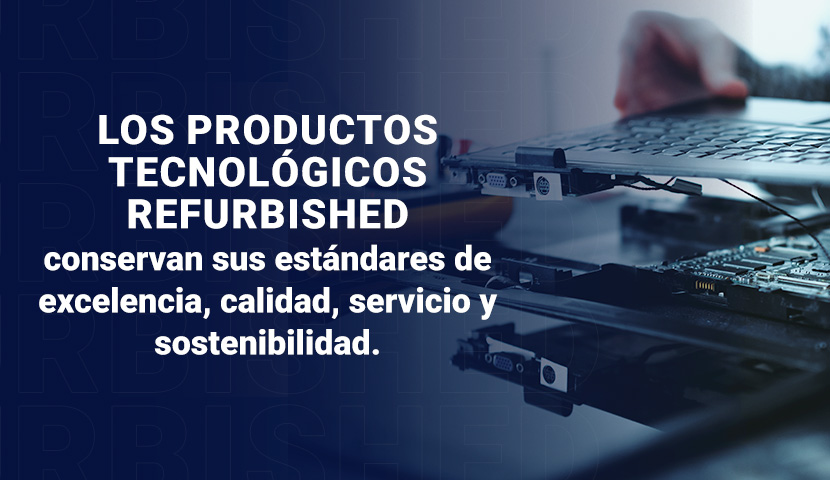 Manos sobre laptop desarmada. Producto tecnolgico refurbished